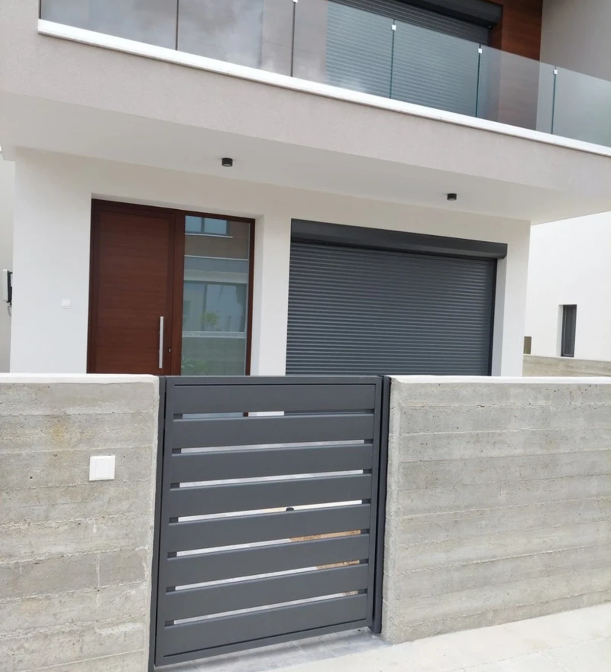 Aluminium entrance door