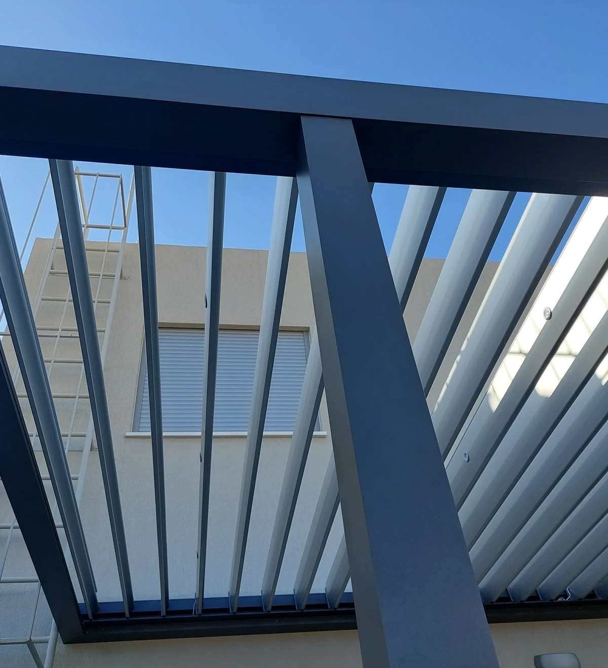 Bioclimatic pergola with its aluminium louvers open to the sky