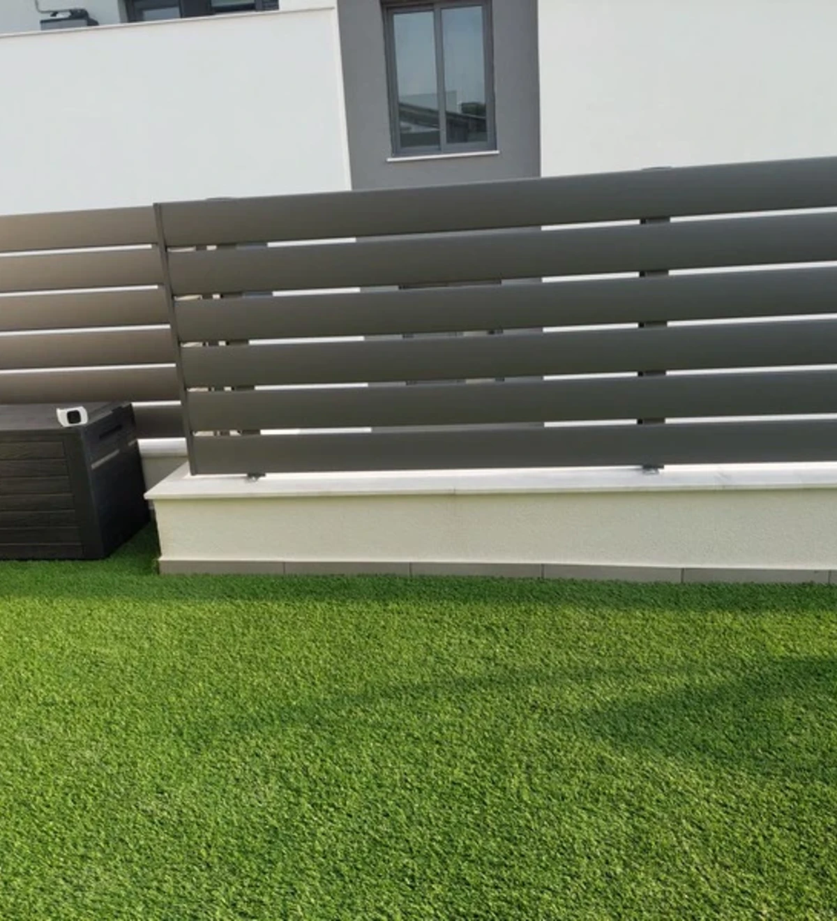Horizontal aluminium fence on a roof terrace