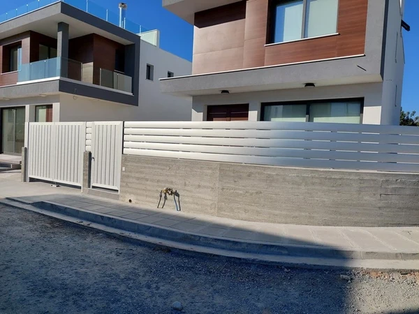 Modern aluminium fence designs by TopFence, photo 17
