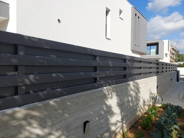 Modern aluminium fence designs by TopFence, photo 45
