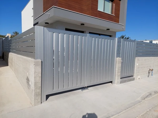 Modern aluminium fence designs by TopFence, photo 16