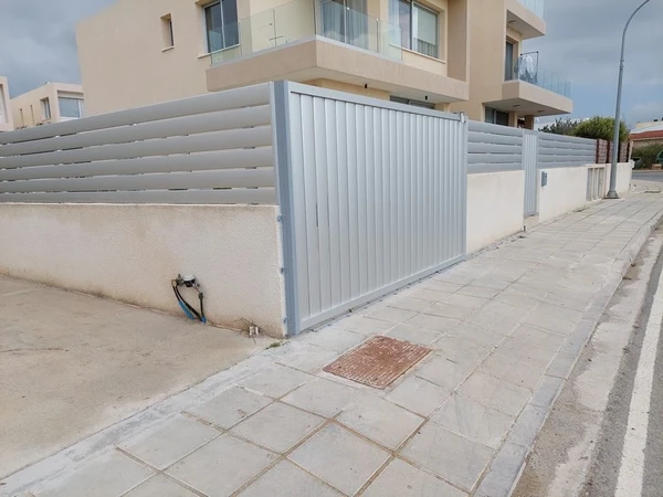 Modern aluminium fence designs by TopFence, photo 13