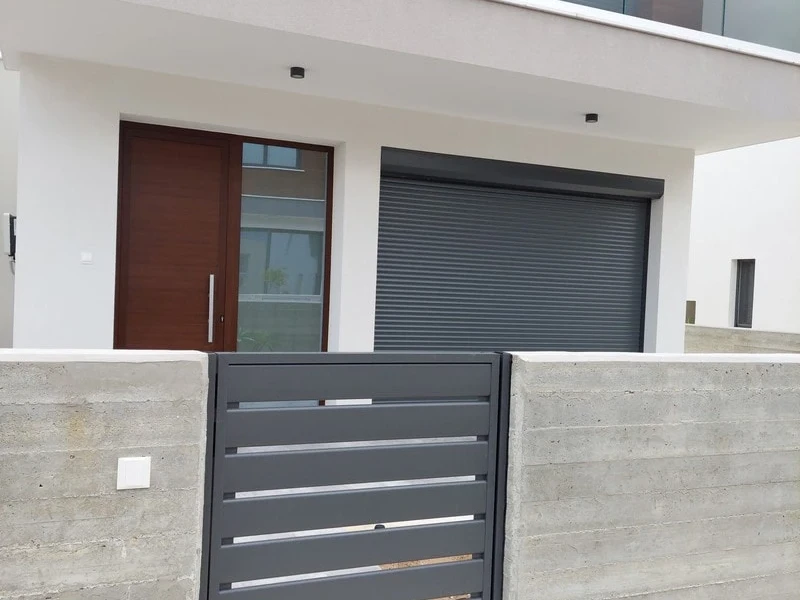 Aluminium entrance door